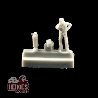 1/144 Ground crew member at work 1
